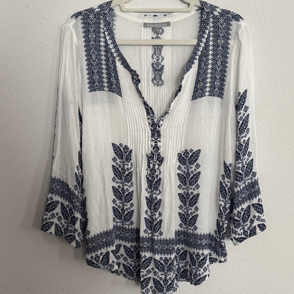 Daniel Rainn White and Blue Patterned Blouse